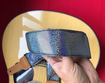 Correa de guitarra metálica suave y brillante de 2 pulgadas de ancho hecha a mano que se adapta a guitarras y bajos de todos los tamaños.