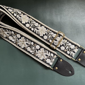 Handgefertigter, robuster, hochwertiger Gitarrengurt mit Blumenmuster, E-Gitarrengurt, Bassgurt, mit in Italien hergestellten Lederenden.