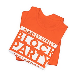Könnte beinhalten: Orangefarbenes T-Shirt mit weißem Text, der "Market Street Block Party Inglewood" lautet