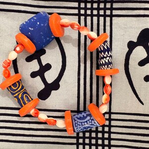 Handgjort armband med afrikanskt glaspärlor i stretchsnöre i New York Knicks färger