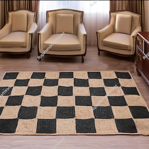 Puede incluir: Una alfombra de yute a cuadros negros y beige con un diseño tejido. La alfombra está en un salón con tres sillas y una cómoda.