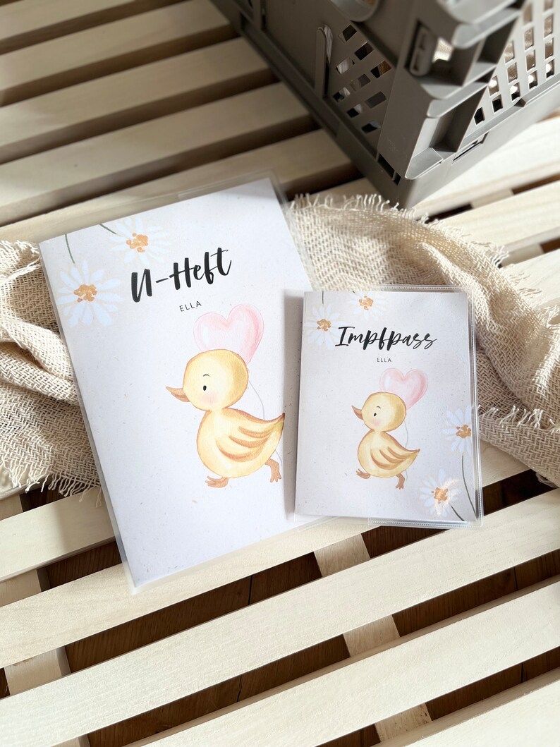 Personalisierte U-Heft Hülle / Impfpass Hülle als Geschenk zur Geburt / Untersuchungsheft Hülle / Impfausweis Hülle / Blumen Ente Bild 1