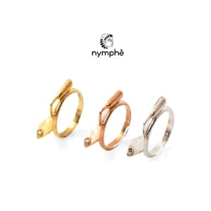 Op de afbeelding: Drie gouden ringen met een klein diamantje aan de zijkant. De ringen zijn in verschillende tinten goud: geel, rosé en wit.