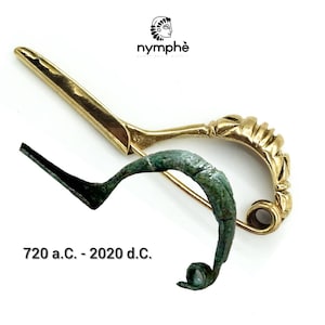 Op de afbeelding: Een gouden en groene bronzen fibula, een soort antieke broche, met een decoratief ontwerp. De fibula is gedateerd 720 v. Chr. - 2020 n. Chr.