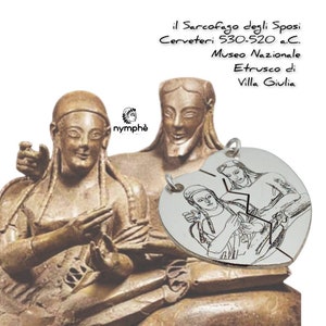 Peut inclure: Un gros plan d'une sculpture d'un couple, peut-être un mari et une femme, de la période étrusque. La sculpture est en terre cuite et peinte dans des tons de brun. Le couple est assis sur un banc, et la femme tient un livre. La sculpture est exposée au Museo Nazionale Etrusco di Villa Giulia à Rome, en Italie. Le texte sur la sculpture dit "il Sarcofago degli Sposi Cerveteri 530-520 a.C. Museo Nazionale Etrusco di Villa Giulia."