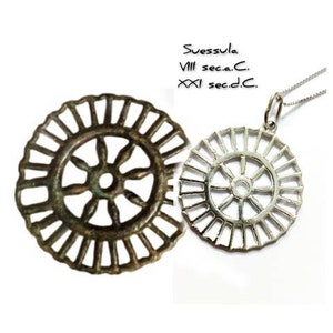 Peut inclure: Un pendentif en argent en forme de roue à huit rayons. Le pendentif est une réplique d'une roue antique du VIIIe siècle. Le pendentif est suspendu à une chaîne en argent. Le texte "Suessula VIII sec.a.C. XXI sec.d.C." est écrit sur l'image.
