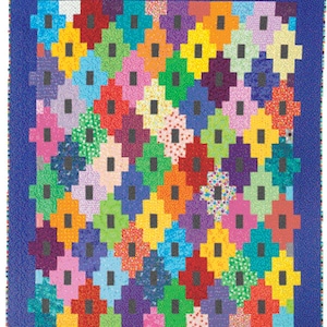 Puede incluir: Una colcha colorida con un patrón geométrico de cuadrados y rectángulos. La colcha está hecha de una variedad de colores brillantes, incluyendo rojo, naranja, amarillo, verde, azul, morado y rosa. La colcha está bordeada con una tela azul oscuro.