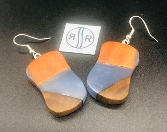 Noce nero e legno di ciliegio con orecchini in resina marmorizzata blu perla, orecchini in argento sterling ultra leggero