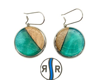 Danish Elm Burl con resina verde mare traslucida in acque profonde appoggiata in una lunetta color argento, ultra leggera