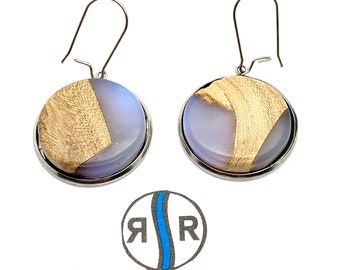 Danish Elm Burl con resina traslucida alla lavanda con luci iridescenti blu ghiaccio, riposato in una cornice di lunetta color argento, ultra leggero