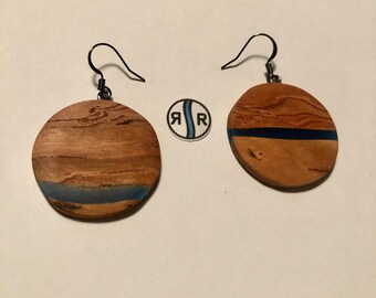 Legno di ciliegio con resina blu cobalto, reperti in acciaio nero