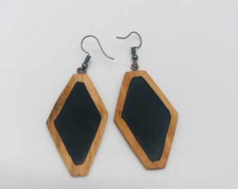 Legno di teak con orecchini a forma di diamante in resina nera