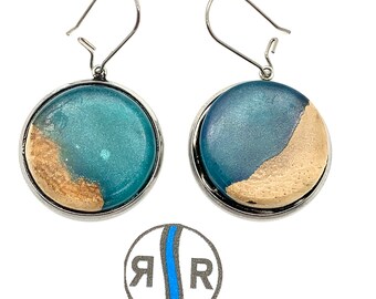 Radica di olmo danese con resina verde mare traslucida e blu turchese, riposata in una lunetta color argento, ultra leggera