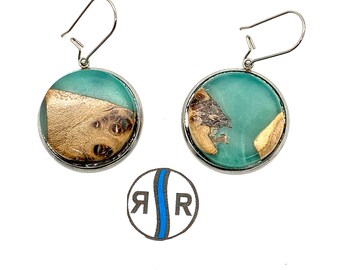 Danish Elm Burl con resina verde mare traslucida in acque profonde appoggiata in una lunetta color argento, ultra leggera