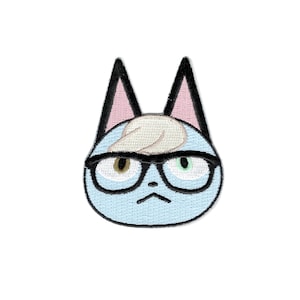 Puede incluir: Parche bordado con la cara de un gato azul claro con gafas de montura negra y expresión neutra. El gato tiene un ojo marrón y otro verde, un peinado beige claro y orejas negras con interior rosa. Sobre fondo blanco.