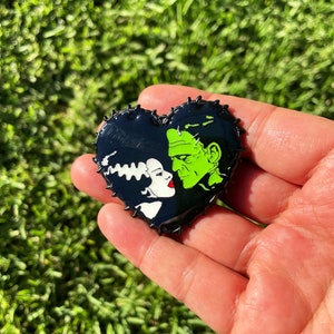 Braut & Frankenstein Herz Glow in the Dark Emaille Pin