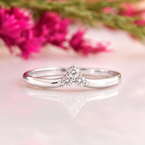 Delicata fede nuziale a chevron in argento sterling 925 con zirconi cubici, anello impilabile a forma di V curva.