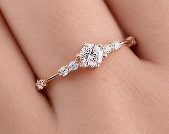 Delicato anello di fidanzamento a grappolo in oro rosa 14 carati per lei, elegante e minimalista con zirconi cubici.