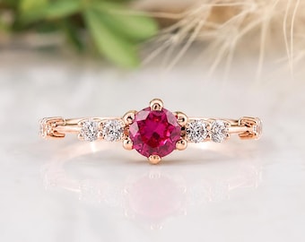 Delicato anello di fidanzamento in oro rosa 14 carati con rubino, pietra portafortuna di luglio dal design minimalista.