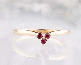 Sierlijke en eenvoudige 14k geelgouden robijn gebogen trouwring, V-vormige chevron robijnrode trouwring, Ruby-beloftering voor haar, Ruby-sieraden