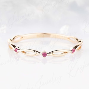 Delicada alianza de boda de oro amarillo con rubíes, anillo apilable con diseño celta y piedra natal de julio para mujer.