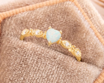 Unik förlovningsring i art déco-stil med hjärtformad opal i 14 karat guld. Elegant minimalistisk löftering med äkta opal till henne. Opalring i guldgåva för kvinnor.