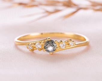 Anel de compromisso delicado em ouro amarelo 14k com ágata musgosa, anel para usar em conjunto com outros anéis, pedra do mês de maio, anel de noivado minimalista inspirado na natureza.