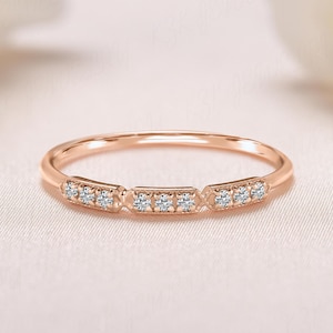 Aliança de casamento delicada e fina em ouro rosa 14k com zircônias cúbicas, estilo minimalista, para usar em conjunto com outros anéis.