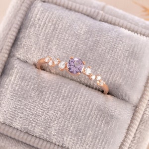 Sierlijke minimalistische alexandrietcluster verlovingsring, unieke alexandrietbeloftering voor haar, vrouwen alexandrietring gouden cadeau voor haar