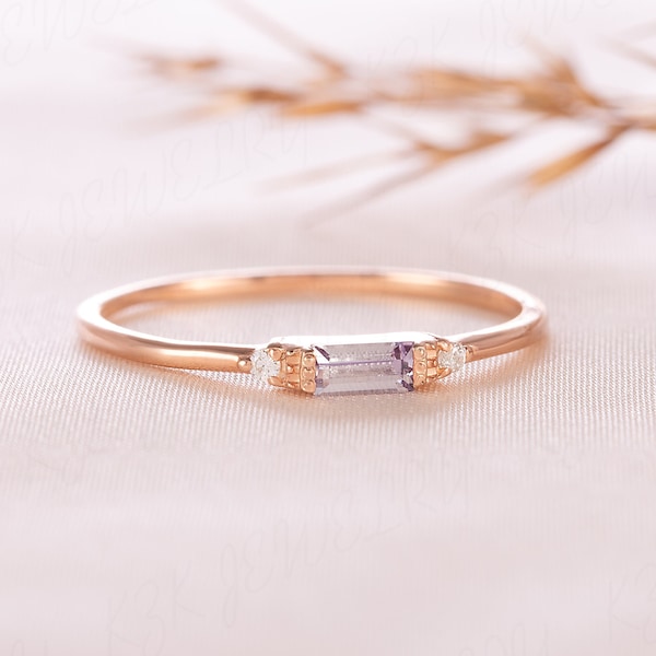 Piccolo e delicato anello di promessa di alessandrite in oro rosa 14k per lei, semplice anello di fidanzamento minimalista con alessandrite da donna con taglio baguette