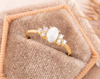 Anello di fidanzamento minimalista e delicato in oro giallo 14 carati con opale ovale, pietra portafortuna di ottobre.