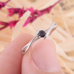 Anello di promessa in oro bianco 14k con zaffiro per lei, anello di fidanzamento celtico unico, anello di promessa da donna delicato, anello da donna in oro con zaffiro blu