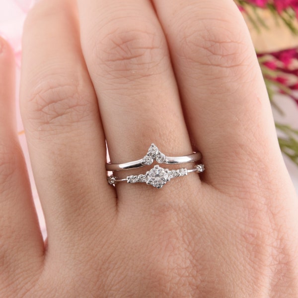 Simple & dainty silver womens wedding rings set, Minimalist rings set, Unique delicate wedding rings set, White cz wedding rings set