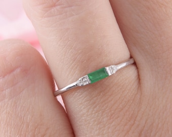 925 sterling silver Art Deco emerald promise ring for her, Small & dainty baguette cut womens promise ring, Tiny womens emerald silver ring