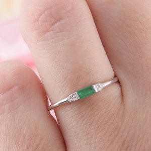 925 sterling silver Art Deco emerald promise ring for her, Small & dainty baguette cut womens promise ring, Tiny womens emerald silver ring