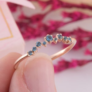 Small & dainty 14k rose gold curved cluster blue topaz wedding band, Unique delicate wedding band for her,London blue topaz womens gold ring