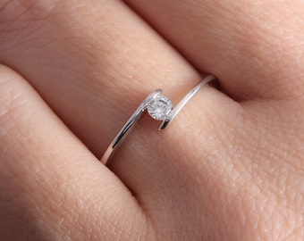 Anello di promessa per lei, anello da donna in argento, anello con zirconi bianchi, anello delicato, anello piccolo, anello di fidanzamento, anello di anniversario, anello con pietra bianca