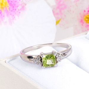 Unieke art deco peridoot zilveren beloftering voor haar, dames beloftering, dames peridoot zilveren ring, prinses geslepen zilveren ring, geometrische ring