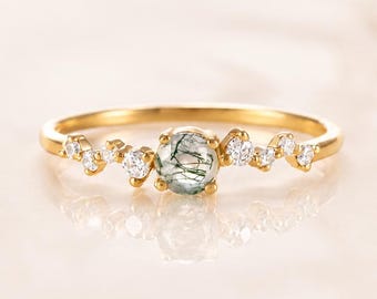 Anel de compromisso delicado em ouro amarelo 14K com ágata musgosa para ela, anel de noivado minimalista com a pedra do mês de maio, anel com delicado conjunto de pedras.