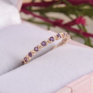 Womens Amethyst Ewigkeitsring, Einzigartiger Ehering für Sie, Minimalistischer Ehering, Zarter Ehering, Ehering zierlich