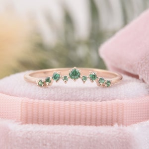 Small & delicate 14k yellow gold emerald womens wedding band, Unique dainty emerald curved cluster wedding band, Womens cluster promise ring