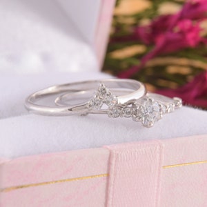 Simple & dainty silver womens wedding rings set, Minimalist rings set, Unique delicate wedding rings set, White cz wedding rings set imagem 6
