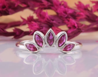 Alliance fine en argent sterling 925 rubis à chevrons, bague à empiler avec lunette couronne marquise, bague incurvée avec pierre de naissance de juillet