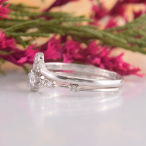 Simple & dainty silver womens wedding rings set, Minimalist rings set, Unique delicate wedding rings set, White cz wedding rings set imagem 5