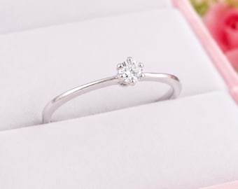 Delicato anello di fidanzamento in oro bianco con zirconi cubici per lei, anello minimalista con zirconi cubici, anello solitario raffinato