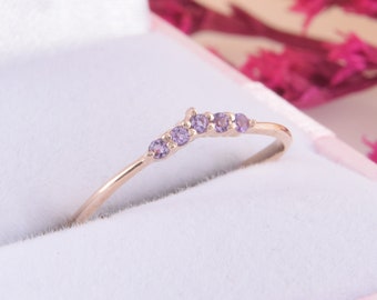 Damen 14k Rosegold gebogener Amethyst-Ehering, kleiner und zierlicher Ehering, Chevron-Ehering, V-Traurring, schlichter Ehering