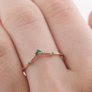 Unique dainty & tiny 14k yellow gold chevron emerald wedding band, Delicate minimalist simple V shaped curved emerald womens wedding band