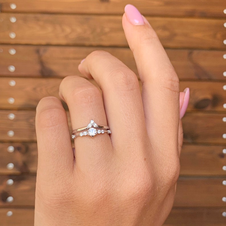 Conjunto de anillos de boda para mujer de plata simple y delicado, conjunto de anillos minimalistas, conjunto de anillos de boda delicados únicos, conjunto de anillos de boda cz blancos imagen 7