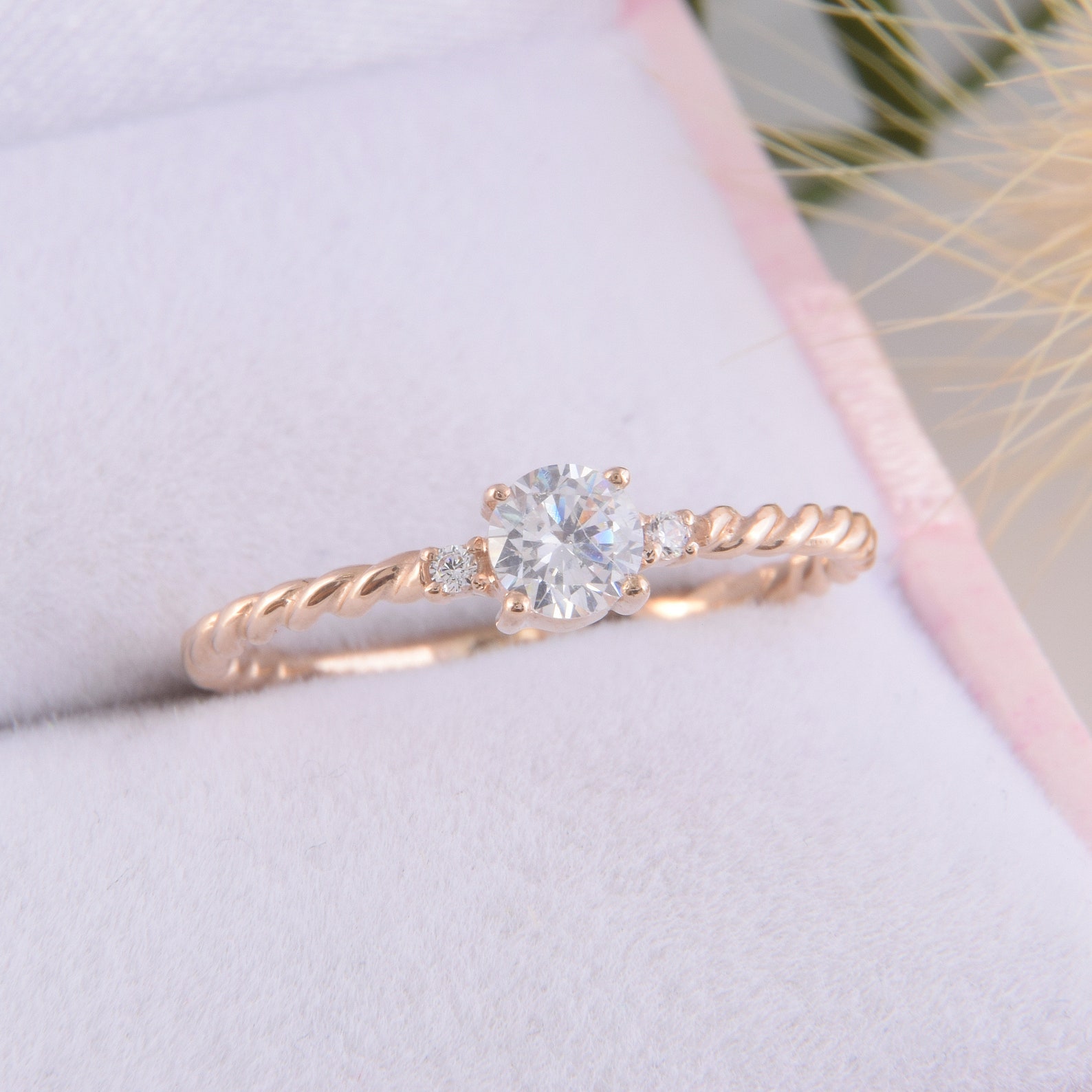 Sencillo y elegante anillo de compromiso cz de mujer de oro | Etsy