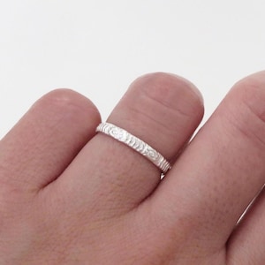 Fascia in argento, fascia in argento floreale, anello in argento, anello in argento sterling, anello in argento impilato, anello in argento con motivo, fede nuziale, fede nuziale SMA 6